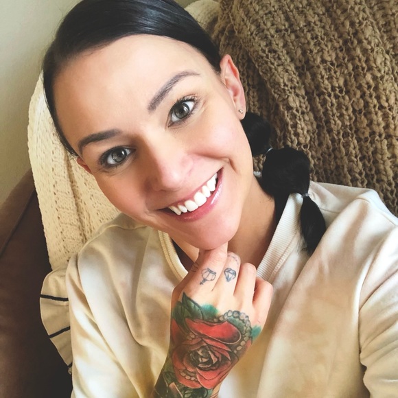 Meet your Posher, Nicole - Picture 1 of 1